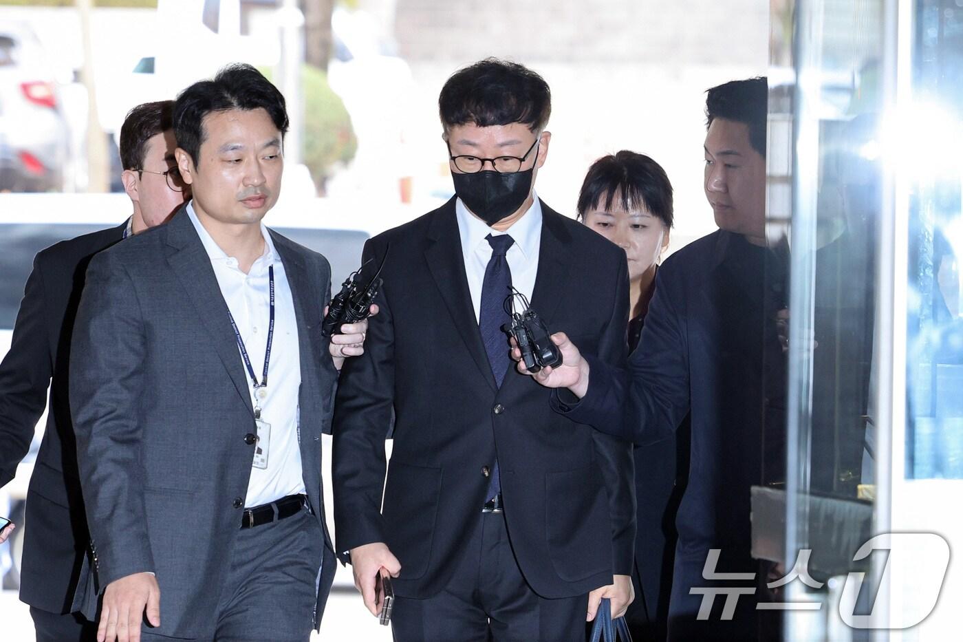 본문 이미지 - 안마의자 제조업체 바디프랜드 창업주인 강웅철 전 이사회 의장이 4일 오전 서울 서초구 서울중앙지방법원에서 열린 구속 전 피의자 심문(영장실질심사)에 출석하고 있다. 강 전 의장은 62억 원 상당의 직무발명보상금을 횡령하고 법인카드를 부정 사용한 혐의를 받고 있다. 2024.11.4/뉴스1 ⓒ News1 신웅수 기자
