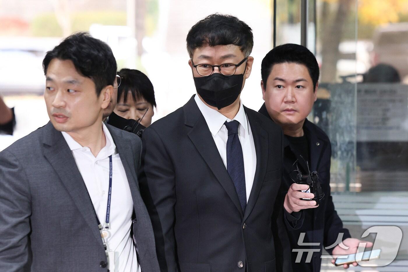 안마의자 제조업체 바디프랜드 창업주인 강웅철 전 이사회 의장이 지난해 11월 4일 오전 서울 서초구 서울중앙지방법원에서 열린 구속 전 피의자 심문(영장실질심사)에 출석하고 있다. 강 전 의장은 62억 원 상당의 직무발명보상금을 횡령하고 법인카드를 부정 사용한 혐의를 받고 있다./뉴스1 ⓒ News1 신웅수 기자