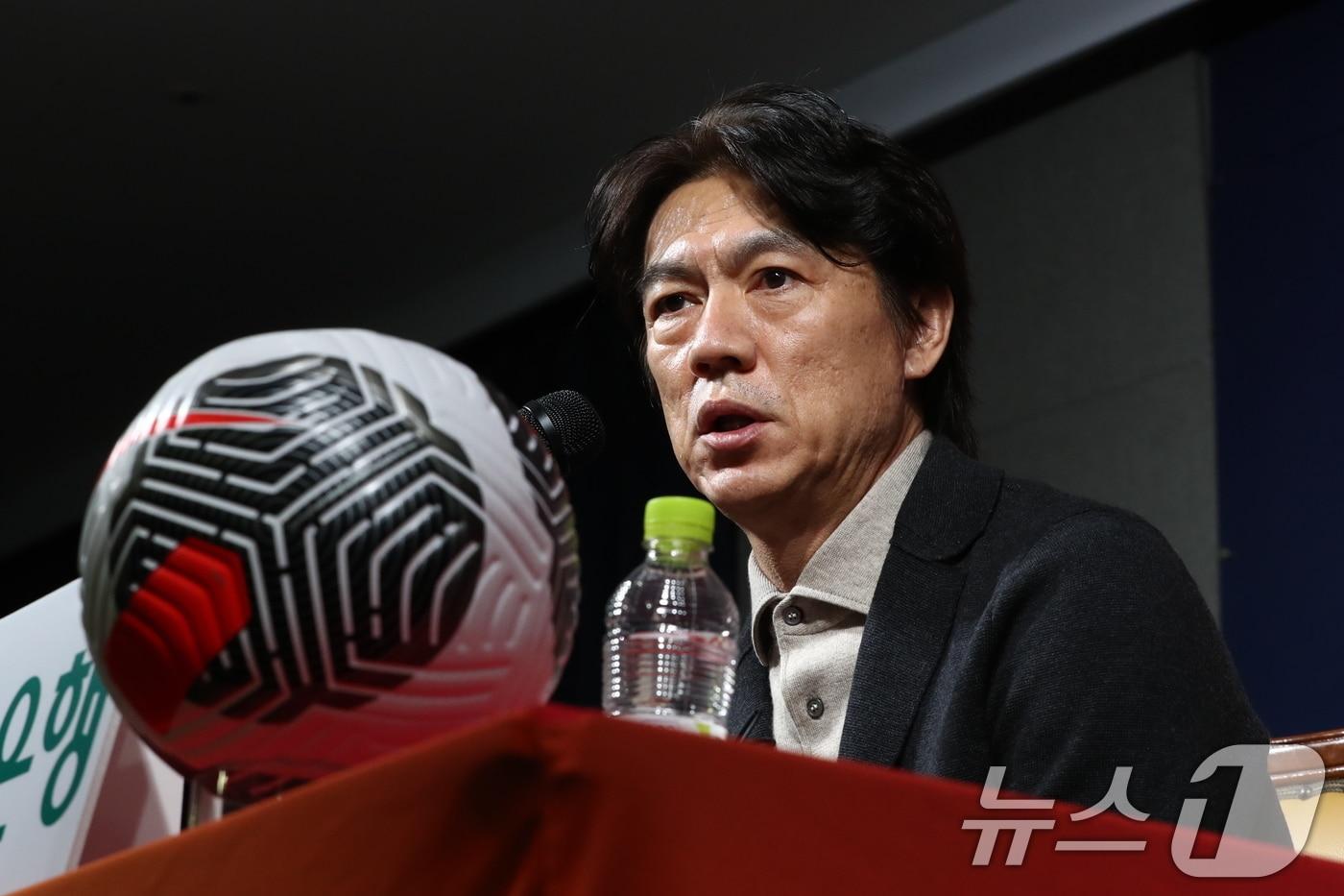본문 이미지 - 홍명보 축구 국가대표팀 감독이 4일 서울 종로구 대한축구협회에서 대표팀 11월 소집선수 명단발표 기자회견을 하고 있다. 2024.11.4/뉴스1 ⓒ News1 박세연 기자