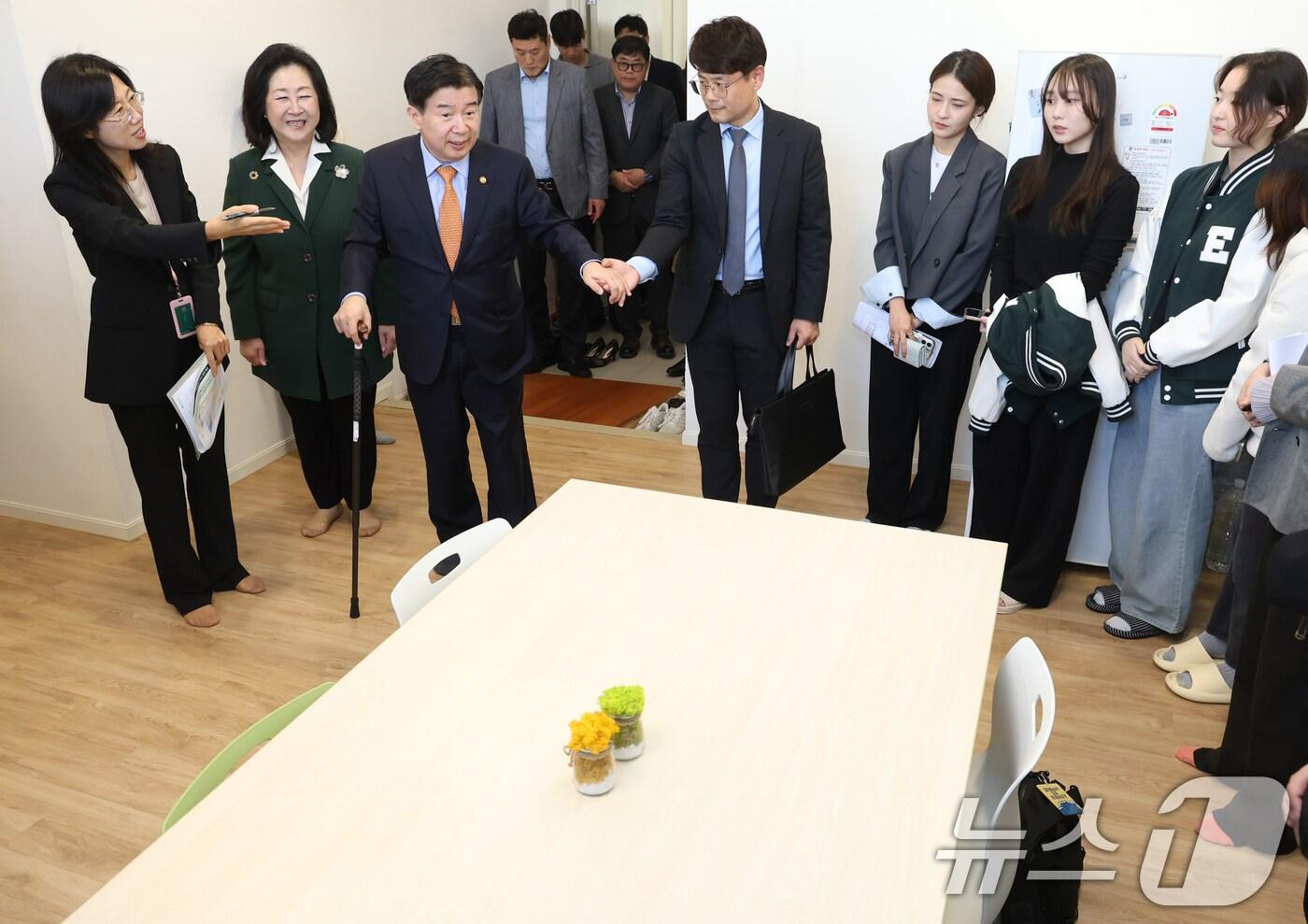 유철환 국민권익위원장이 대학 기숙사·생활관 주거 환경 제도개선을 위해 지난달 31일 서울 서대문구 이화여자대학교 기숙사 E-하우스를 방문, 시설을 둘러보고 있다. (국민권익위원회 제공) 2024.11.4/뉴스1