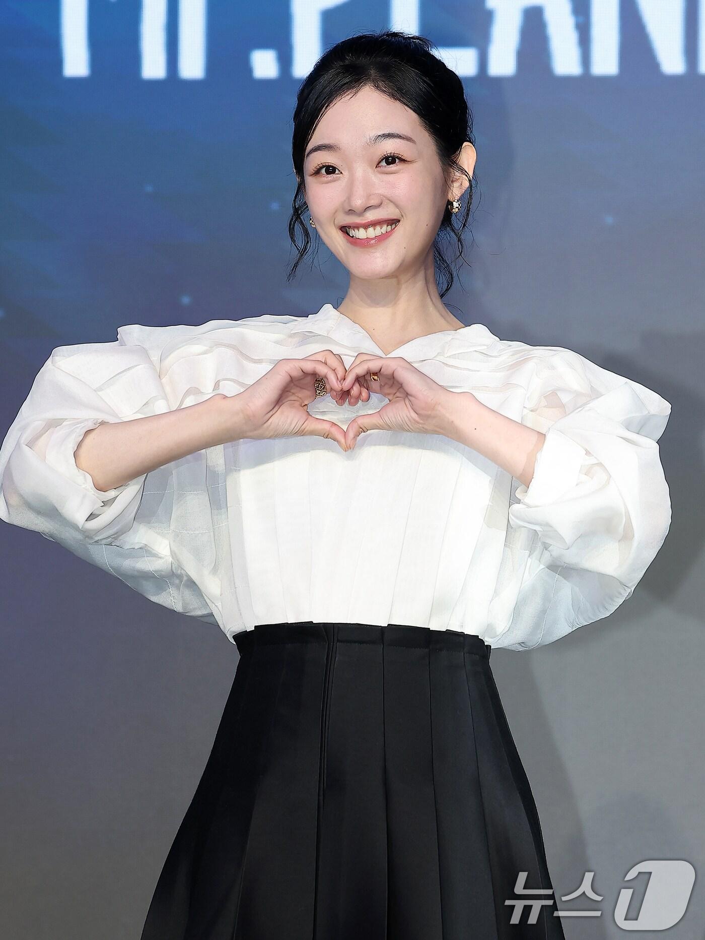 본문 이미지 - 배우 이유미가 4일 서울 마포구 호텔 나루 서울 엠갤러리에서 열린 넷플릭스(Netflix) 시리즈 'Mr. 플랑크톤' 제작발표회에 참석해 포즈를 취하고 있다. 'Mr. 플랑크톤'은 실수로 잘못 태어난 남자 우도환(해조)의 인생 마지막 여행길에 세상에서 가장 불운한 여자 이유미(재미)가 강제 동행하면서 벌어지는 로맨틱 코미디로 오는 8일 공개된다. 2024.11.4/뉴스1 ⓒ News1 김진환 기자