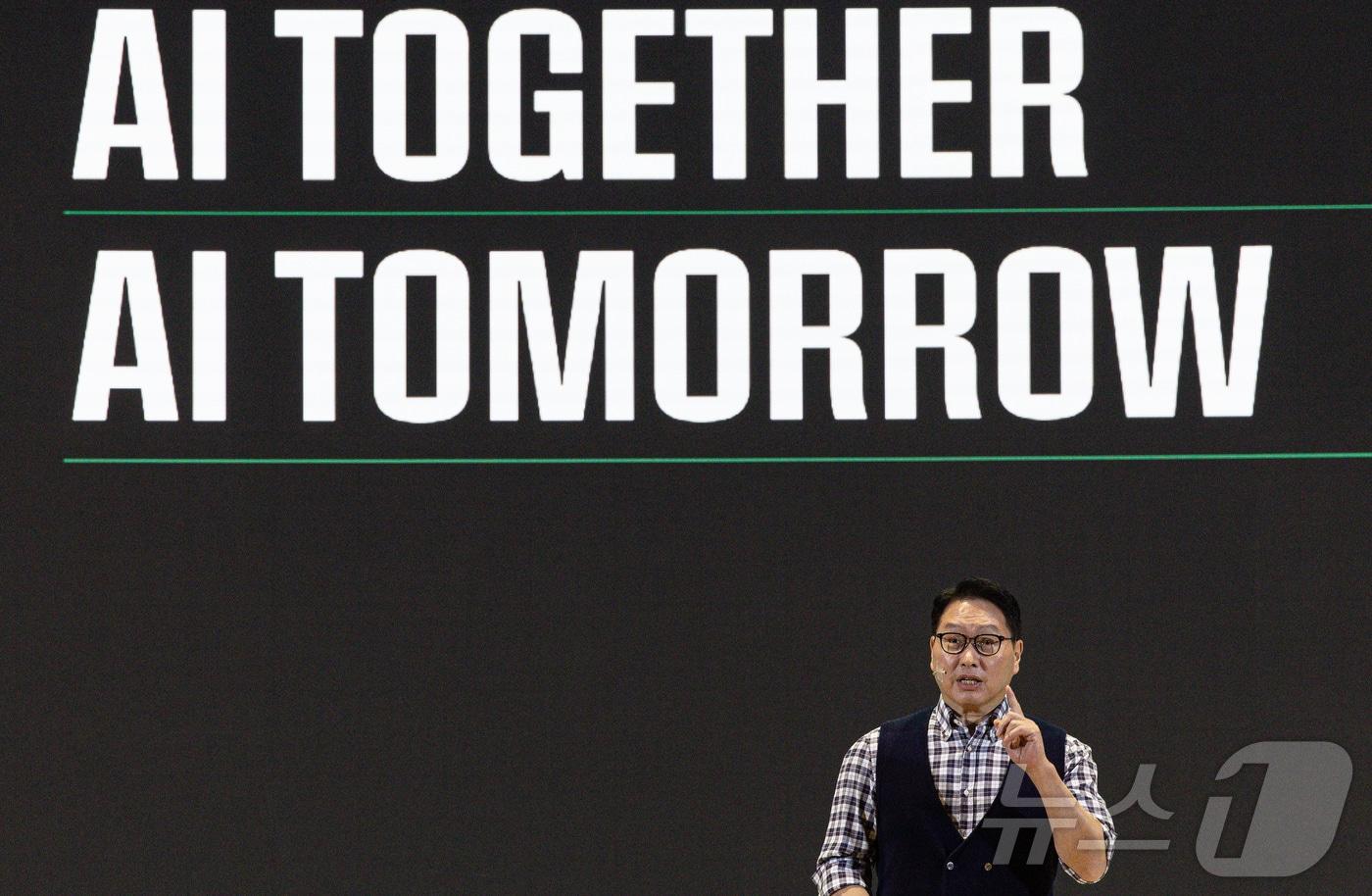 최태원 SK그룹 회장이 지난해 11월4일 오전 서울 강남구 코엑스에서 열린 SK AI SUMMIT 2024에서 ‘협력으로 만들어가는 AI 생태계 : AI Tomorrow, AI Together’ 주제로 기조연설을 하고 있다. 2024.11.4/뉴스1 ⓒ News1 이재명 기자