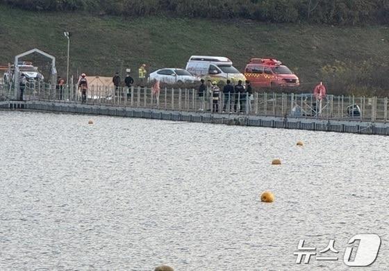 본문 이미지 - 지난 2일 오후 강원 화천군 소재 북한강에서 30대 여성으로 추정되는 토막 난 변사체가 발견돼 경찰이 현장 수사를 벌이고 있다.(독자 제공)/뉴스천