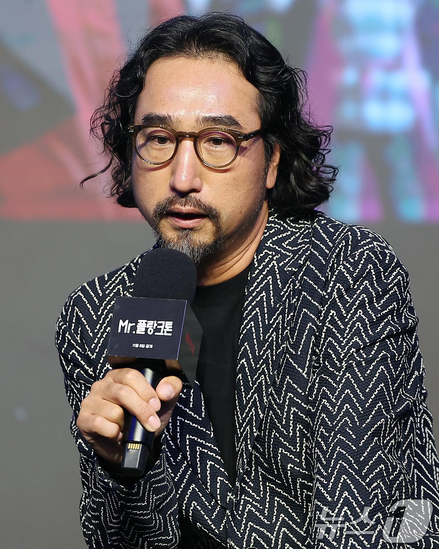 본문 이미지 - 홍종찬 감독이 4일 서울 마포구 호텔 나루 서울 엠갤러리에서 열린 넷플릭스(Netflix) 시리즈 'Mr. 플랑크톤' 제작발표회에 참석해 취재진 질문에 답변하고 있다. 'Mr. 플랑크톤'은 실수로 잘못 태어난 남자 우도환(해조)의 인생 마지막 여행길에 세상에서 가장 불운한 여자 이유미(재미)가 강제 동행하면서 벌어지는 로맨틱 코미디로 오는 8일 공개된다. 2024.11.4/뉴스1 ⓒ News1 김진환 기자