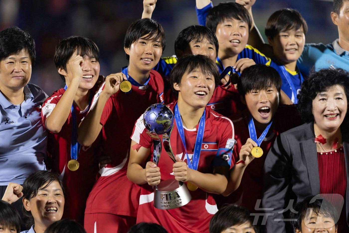 2024 U17 여자 월드컵 우승을 차지한 북한 선수단. ⓒ AFP=뉴스1