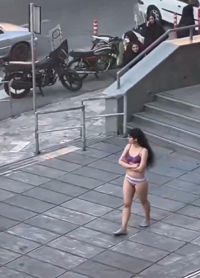 본문 이미지 - 이란의 이슬람아자드대학 과학연구캠퍼스에서 한 여성이 속옷 차림으로 거리를 활보하는 모습이 SNS에서 화제가 되고 있다. <출처=엑스 갈무리>