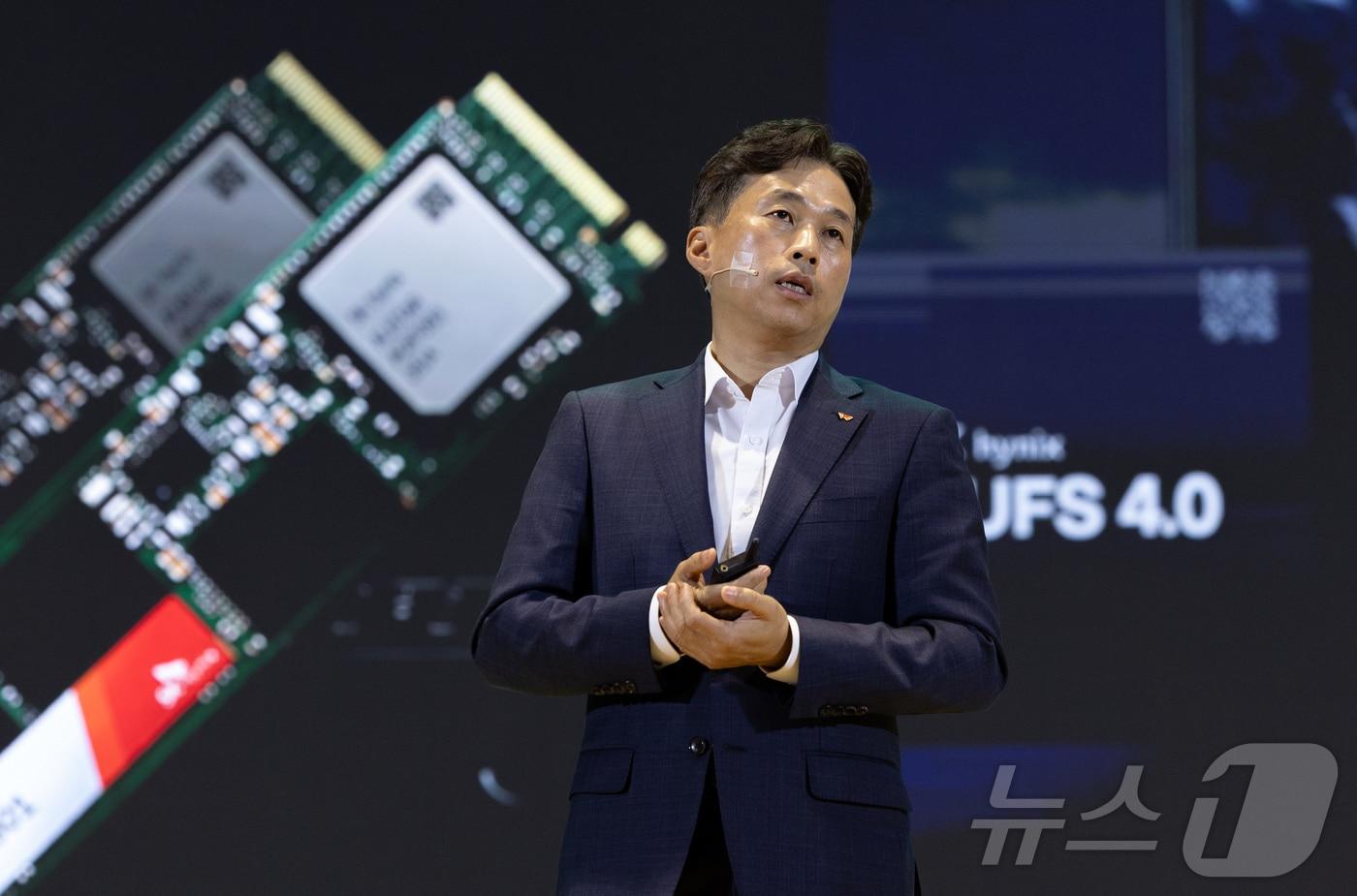 본문 이미지 - 곽노정 SK하이닉스 대표이사가 4일 오전 서울 강남구 코엑스에서 열린 SK AI SUMMIT 2024에서 ‘차세대 AI Memory의 새로운 여정, 하드웨어를 넘어 일상으로’ 주제로 연설하고 있다. 2024.11.4/뉴스1 ⓒ News1 이재명 기자