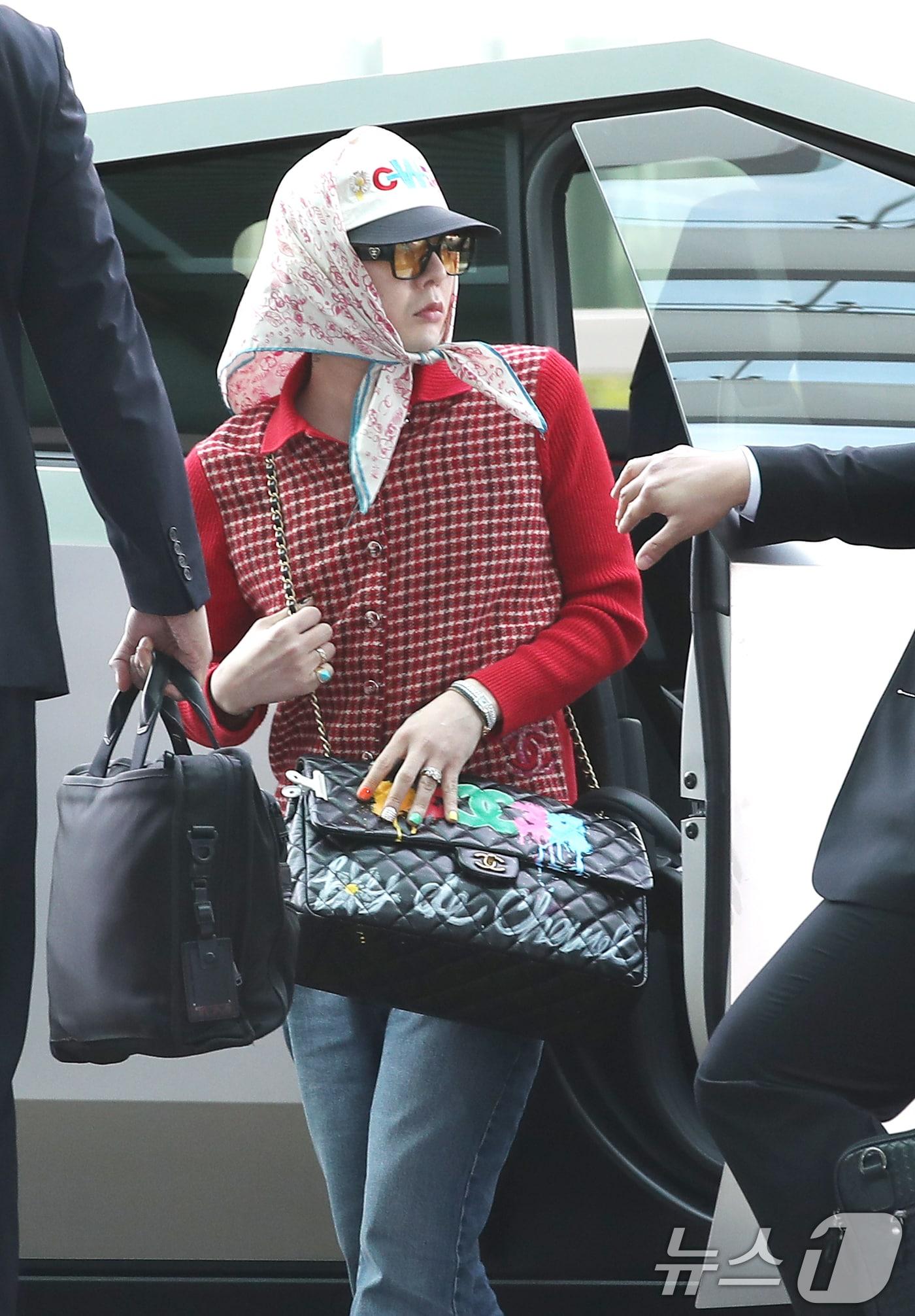 본문 이미지 - 가수 지드래곤(GD)이 보자기 패션을 선보였다. ⓒ News1 권현진 기자