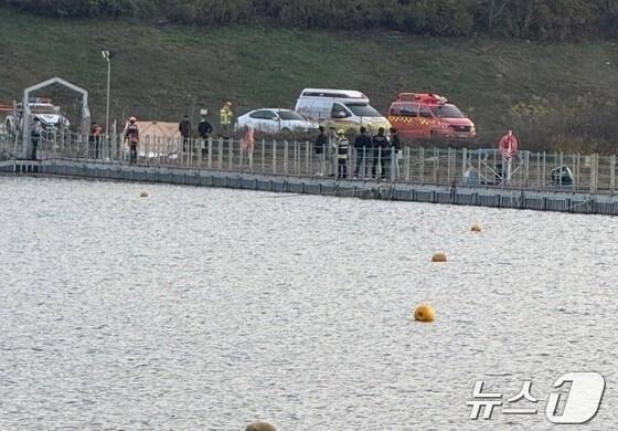 본문 이미지 - 2일 오후 강원 화천군 소재 북한강에서 30대 여성으로 추정되는 변사체가 발견돼 경찰이 현장 수사를 벌이고 있다.(독자 제공)/뉴스1