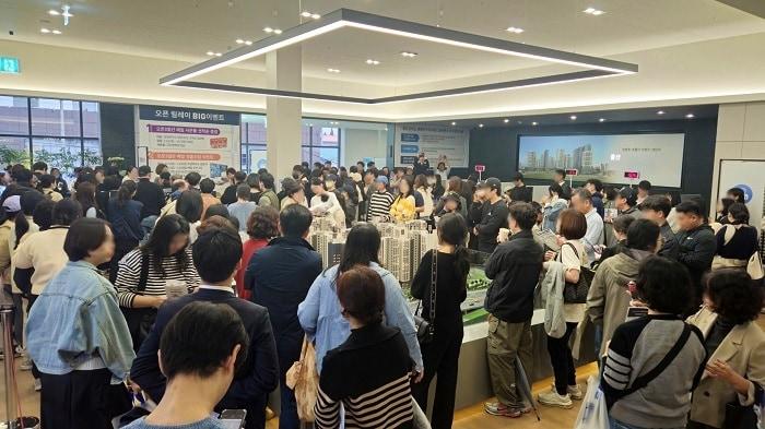 본문 이미지 - 지난 1일 문을 연 '더샵 시에르네' 견본주택 모습.(포스코이앤씨 제공)