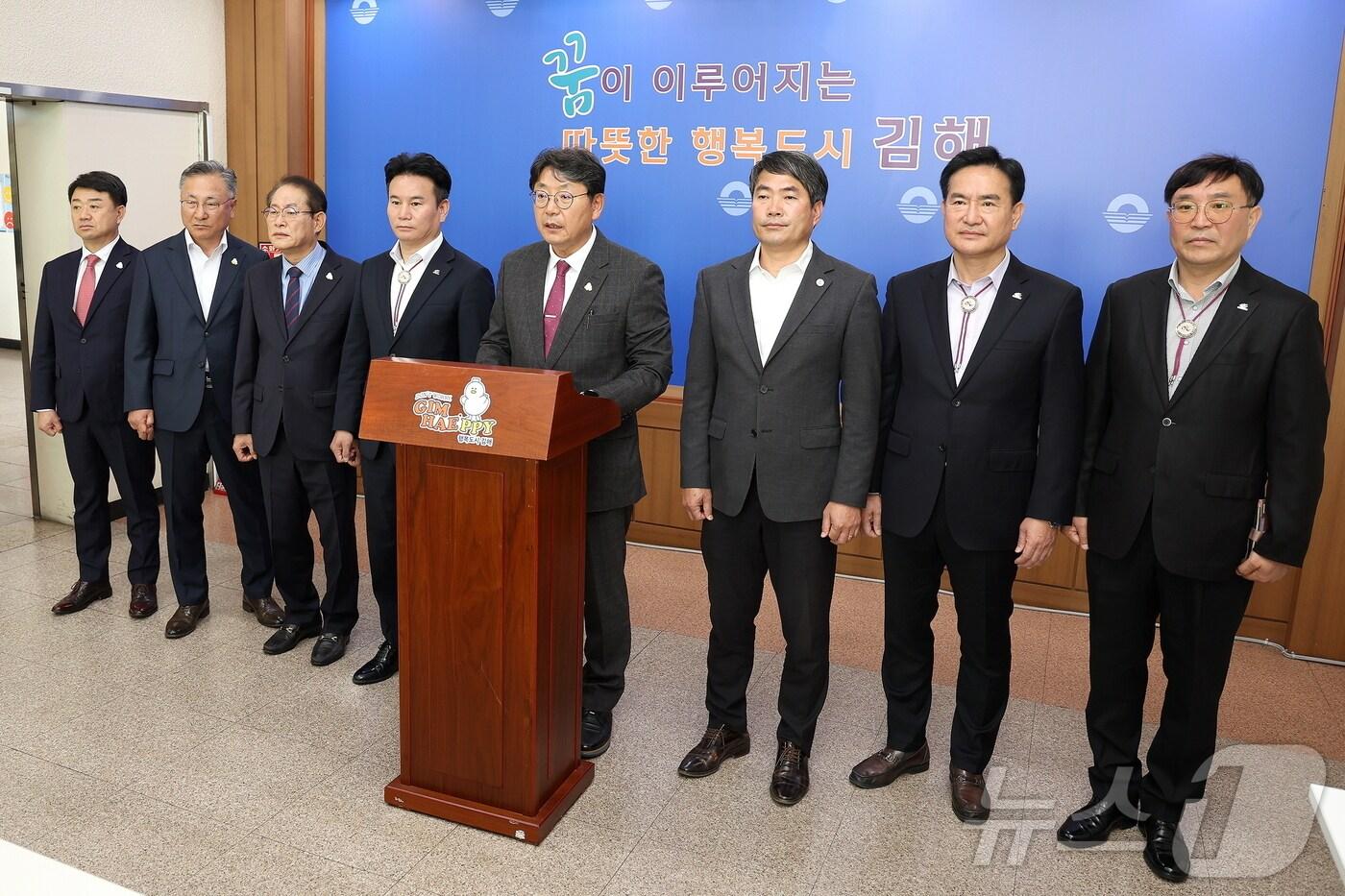 홍태용 김해시장(가운데)이 4일 김해시청 프레스센터에서 기자회견을 열고 있다.(김해시 제공)