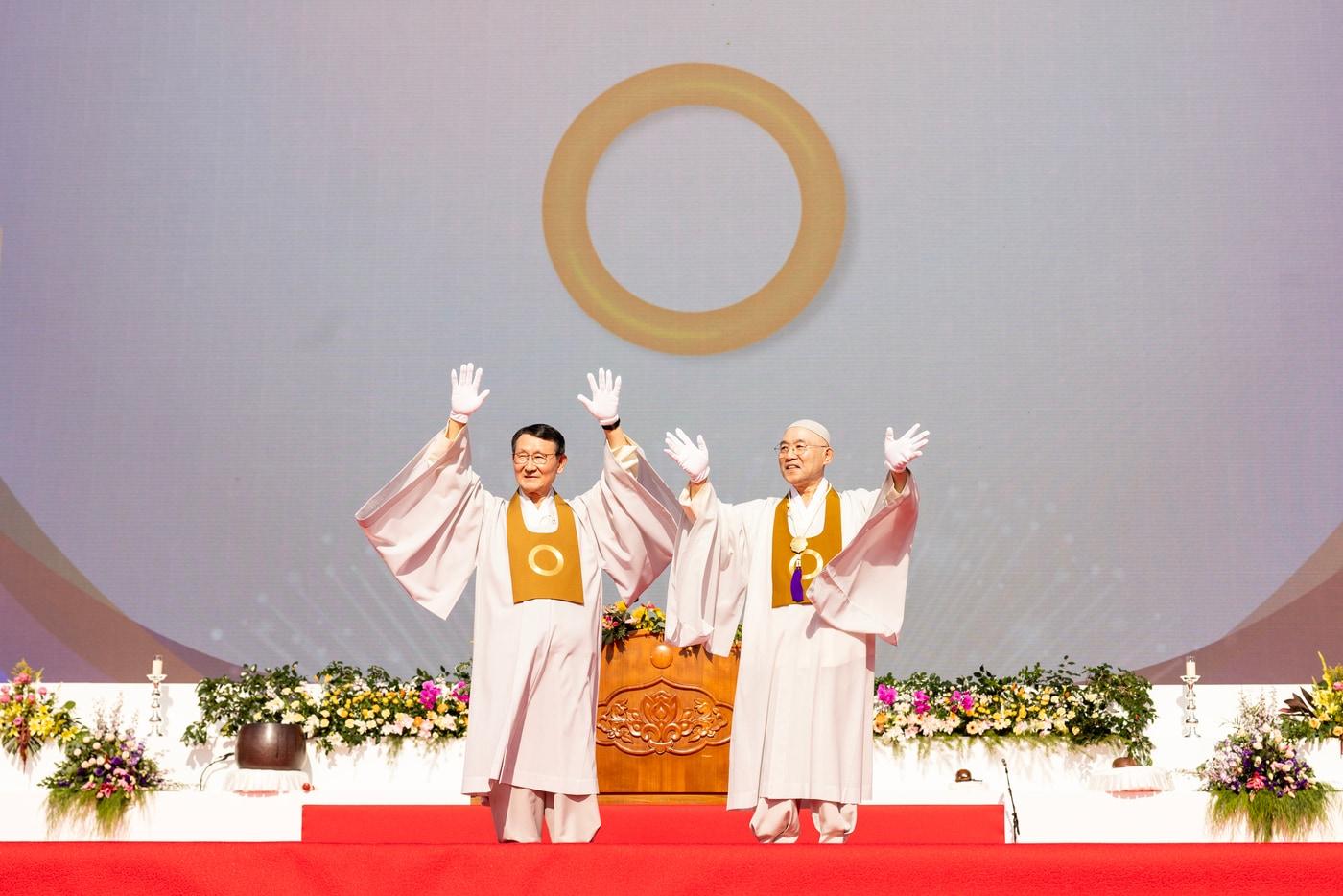 본문 이미지 - 원불교 종법사 대사식 행사에서  왕산 성도종(왼쪽)과 전산 김주원. 대사식은 원불교 최고지도자인 종법사의 취임과 퇴임을 축하하는 의례다.(원불교 교정원 문화사회부 제공)