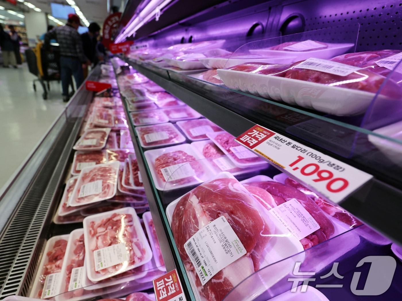 본문 이미지 - 4일 서울 용산구 이마트용산점에서 고객이 국내산 돼지 앞다리를 고르고 있다. 2024.11.4/뉴스1 ⓒ News1 황기선 기자