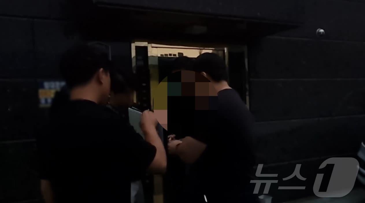 본문 이미지 - 사천해경의 마약 판매책 검거 장면(사천해경 제공).