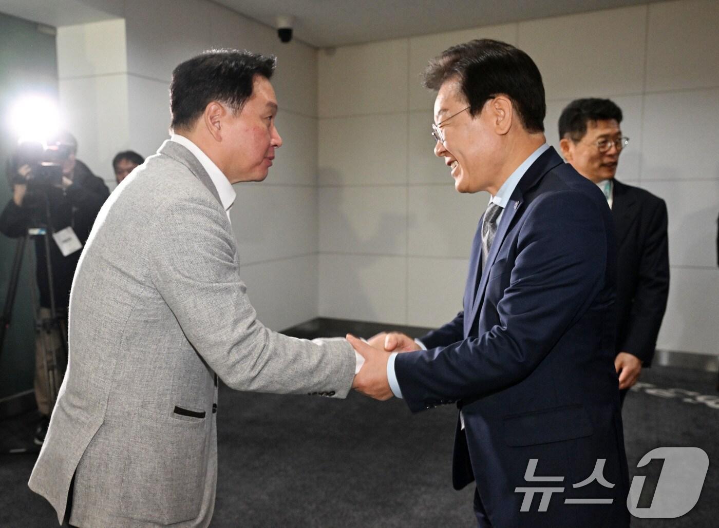 본문 이미지 - 이재명 더불어민주당 대표와 최태원 SK그룹 회장이 4일 서울 강남구 삼성동 코엑스에서 SK AI 서밋 참석에 앞서 악수하고 있다. 2024.11.4/뉴스1 ⓒ News1 국회사진취재단