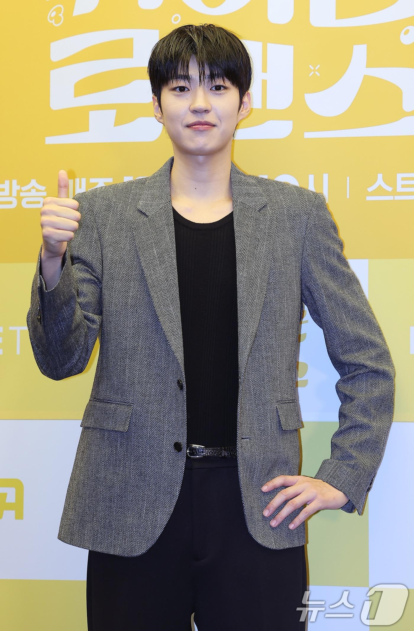 본문 이미지 - 배우 백성철이 4일 오후 서울 마포구 상암동 스탠포드호텔코리아에서 열린 ENA 월화드라마 ‘취하는 로맨스’ 제작발표회에 참석해 포즈를 취하고 있다. '취하는 로맨스'는 감정을 숨기는 게 당연한 초열정 주류회사 영업왕 용주와 감정을 캐치하는 게 일상인 초민감 브루어리 대표 민주의 설렘 도수 끌올 로맨스를 그린 작품으로 이날 오후 10시 첫 방송된다. 2024.11.4/뉴스1 ⓒ News1 김진환 기자