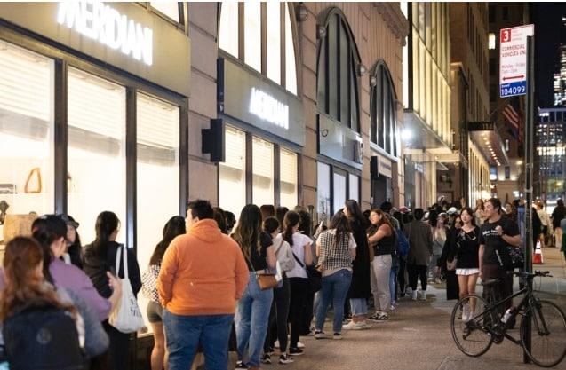 본문 이미지 - 지난 1일 뉴욕한국문화원에서 열린 K뷰티 부스트 행사에 참가하기 위해 길기 늘어선 줄.(누리하우스제공)