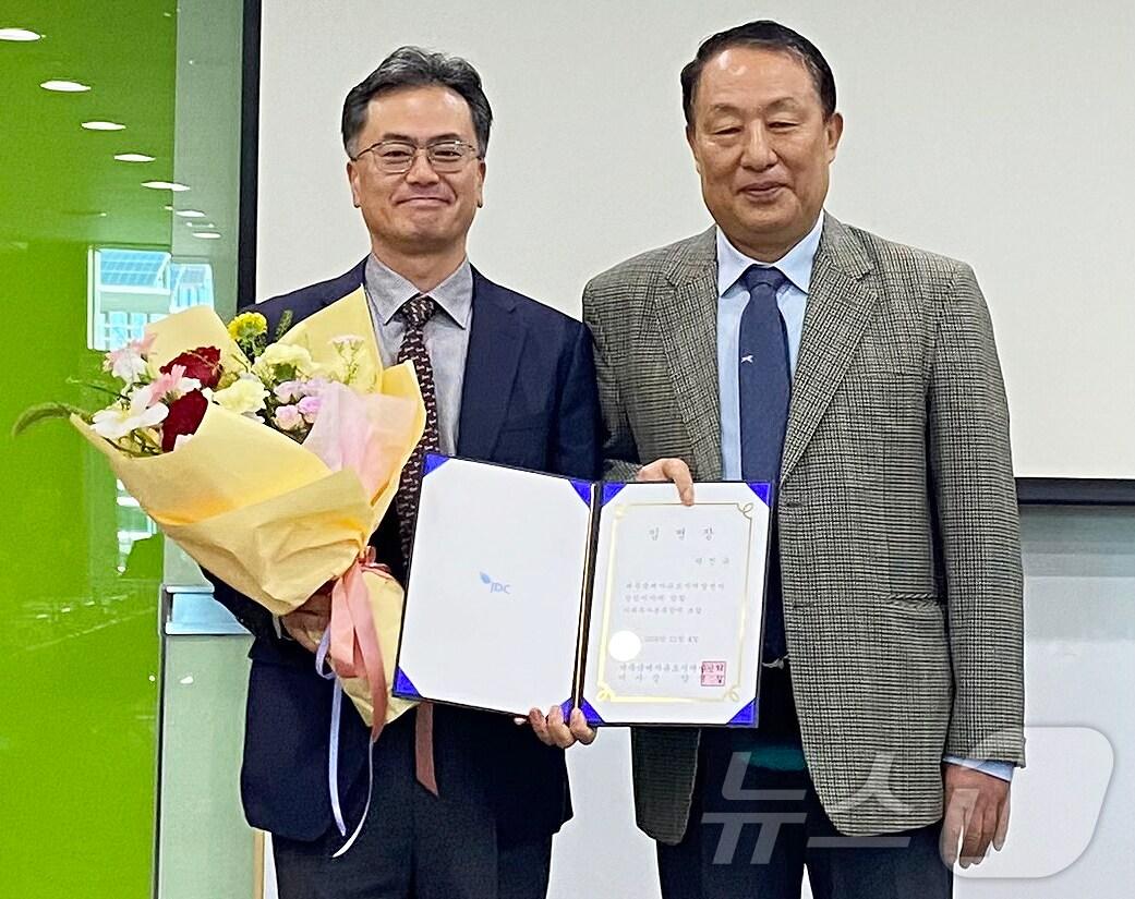 본문 이미지 - 양영철 제주국제자유도시개발센터 이사장(오른쪽)과 곽진규 신임 제주국제자유도시개발센터 미래투자본부장이 4일 JDC에서 임명장 수여식 후 기념촬영을 하고 있다.(제주국제자유도시개발센터 제공)