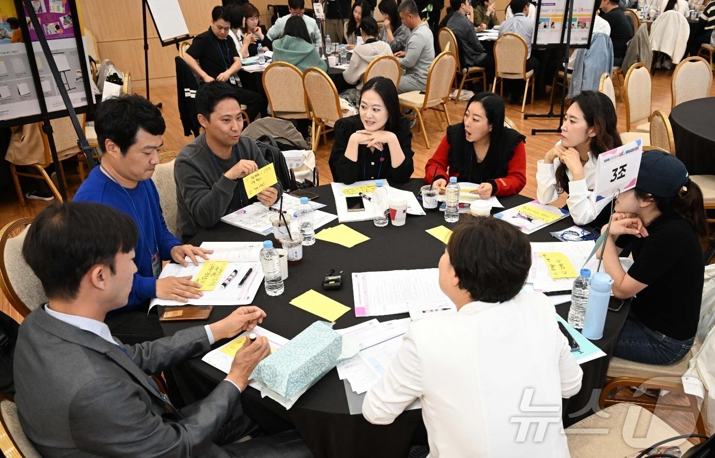 본문 이미지 - 3일 서울 세종대에서 열린 저출산고령사회위원회의 '국민WE원회' 정책토론회에서 참석자들이 대화를 나누고 있다(저출산위 제공) ⓒ News1 김유승 기자