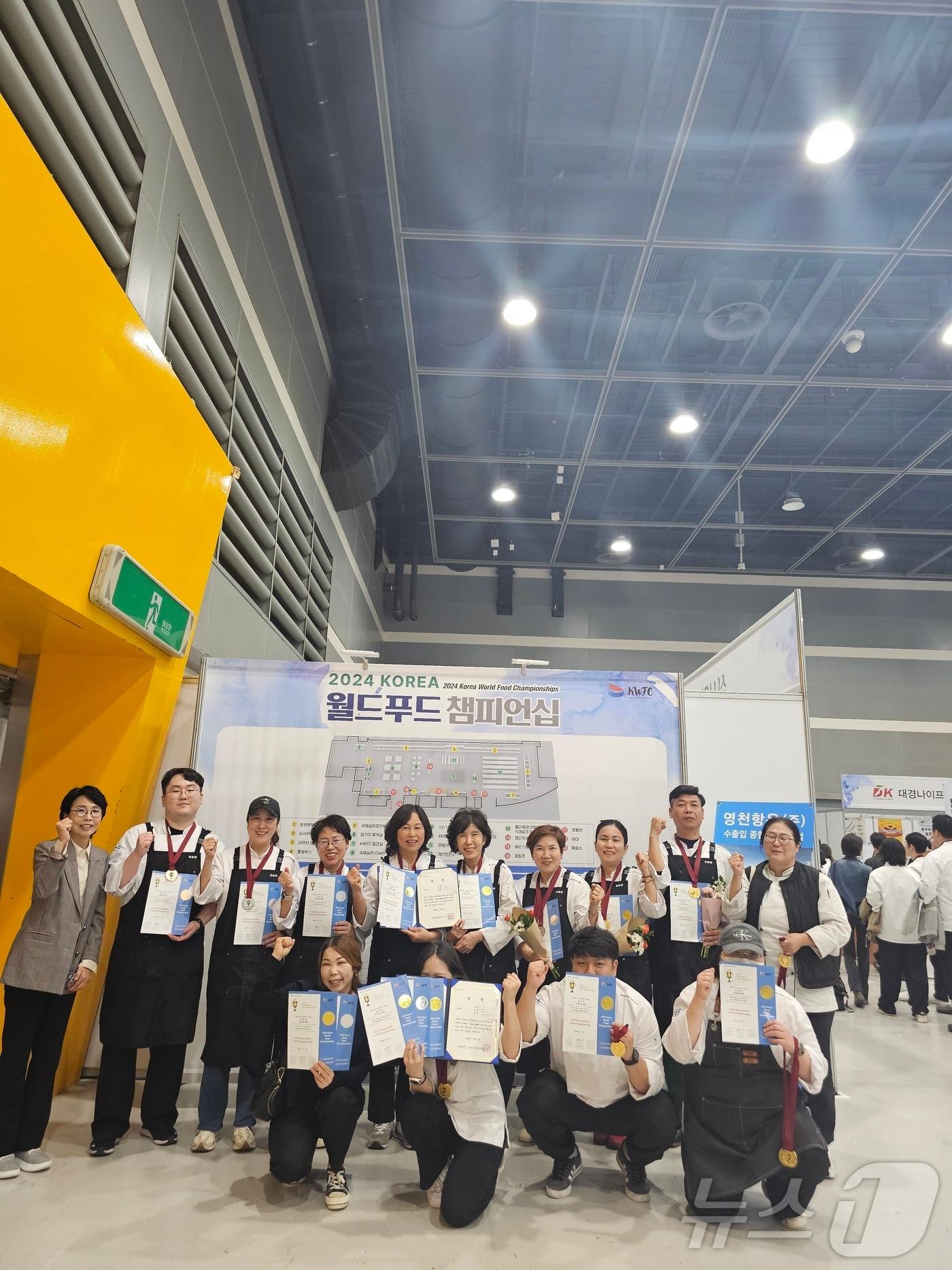 본문 이미지 - 우송정보대학 마스터셰프과 및 파티시에과 재학생들이 최근 서울 양재 AT센터에서 열린 &#39;2024 KOREA 월드푸드 챔피언십&#39;에서 전원 수상하는 쾌거를 이루었다. &#40;우송정보대 제공&#41;/뉴스1 