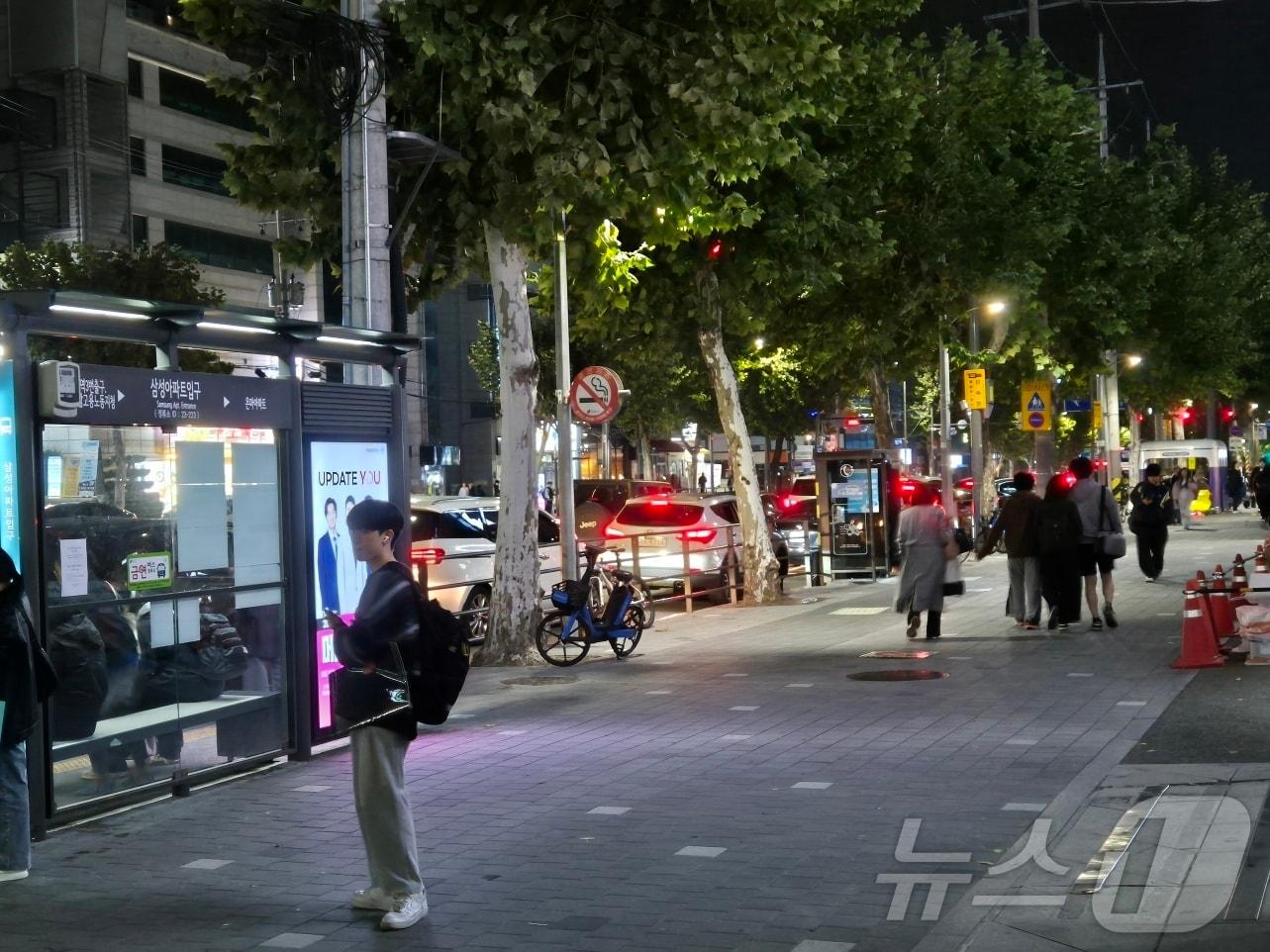 본문 이미지 - 지난 2일 오후 10시 서울 강남구 대치동 은마아파트입구사거리 인근 학원가 모습. 자녀를 데리러온 학부모의 '라이딩' 차량들이 인도변 2개 차로에 줄지어 정차해 있다.ⓒ 뉴스1 남해인 기자