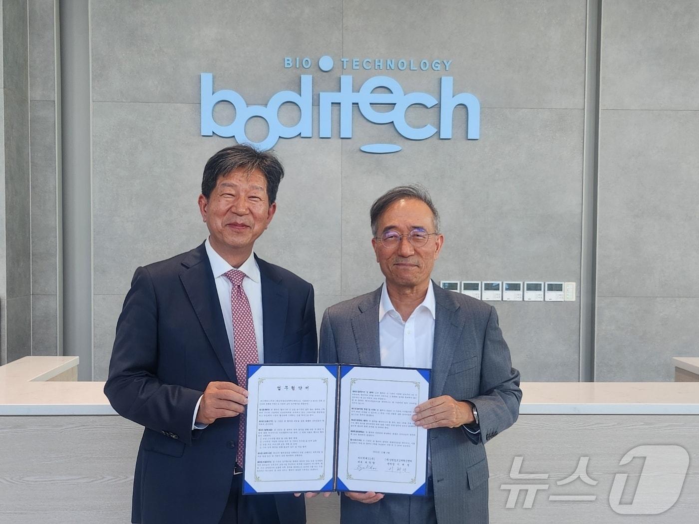 본문 이미지 - 이해정 강원혁신센터장과 최의열 바디텍메드 대표가 4일 바디텍메드에서 업무협약을 체결한 뒤 기념사진을 찍고 있다.(강원혁신센터 제공)