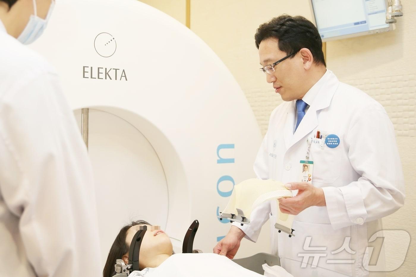 본문 이미지 - 김영훈 서울아산병원 신경외과 교수가 하부 뇌 신경초종 환자에게 감마나이프 수술 전 치료 과정을 설명하고 있다. (서울아산병원 제공) 2024.11.4/ 뉴스1 ⓒ News1