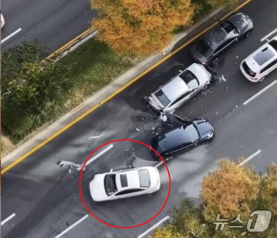 본문 이미지 - 지난 2일 오후 1시 42분쯤 서울 강남구 테헤란로 국기원입구 방향에서 강남역 방향 1~3차로에서 8중 추돌 사고가 발생했다. 사진은 강남 도로에서 역주행 중인 차&#40;빨간 동그라미&#41;. &#40;온라인 커뮤니티 갈무리&#41; 2024.11.3/뉴스1