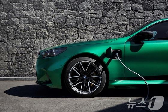 본문 이미지 - BMW M5와 벤투스 S1 에보 Z의 모습&#40;한국타이어 제공&#41; 