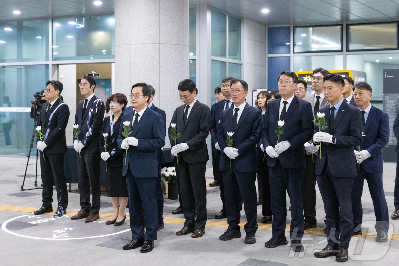 본문 이미지 - 4일 오후 경기도청 지하 1층에서 김동연 경기도지사와 실국장들이 아리셀 화재사고 희생자 분향소에서 합동조문을 했다.(경기도 제공)/