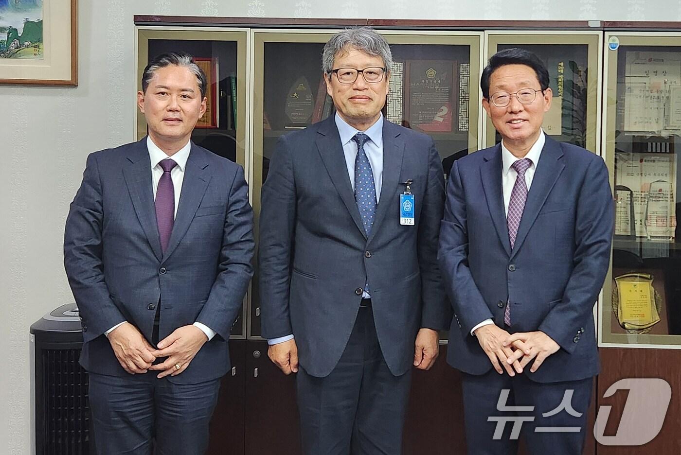 김정현 국민의힘 광주시당위원장(완쪽)과 정신 전남대병원장(가운데)이 4일 국회에서 김상훈 국민의힘 정책위의장을 만나 전남대병원 새 병원 건립 사업 예비타당성 조사 통과 지원을 요청한 후 기념촬영을 하고 있다.(국민의힘 광주 제공)2024.11.4/뉴스1 