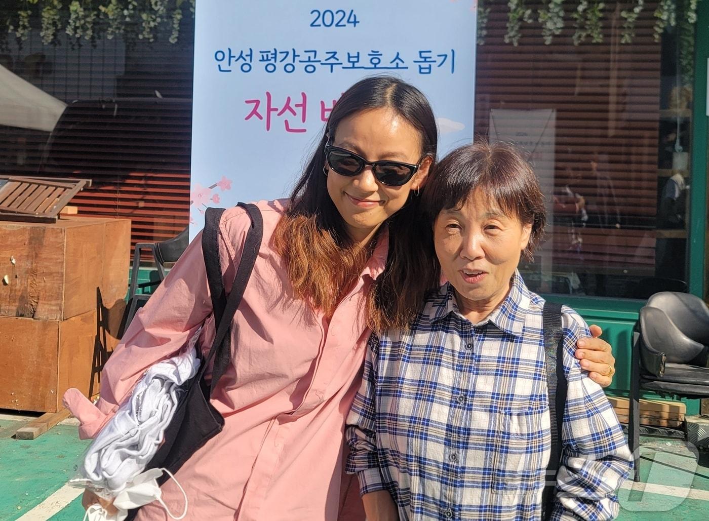 본문 이미지 - 3일 안성 평강공주보호소 바자회장을 찾은 이효리와 김자영 보호소장&#40;독자 제공&#41; ⓒ 뉴스1