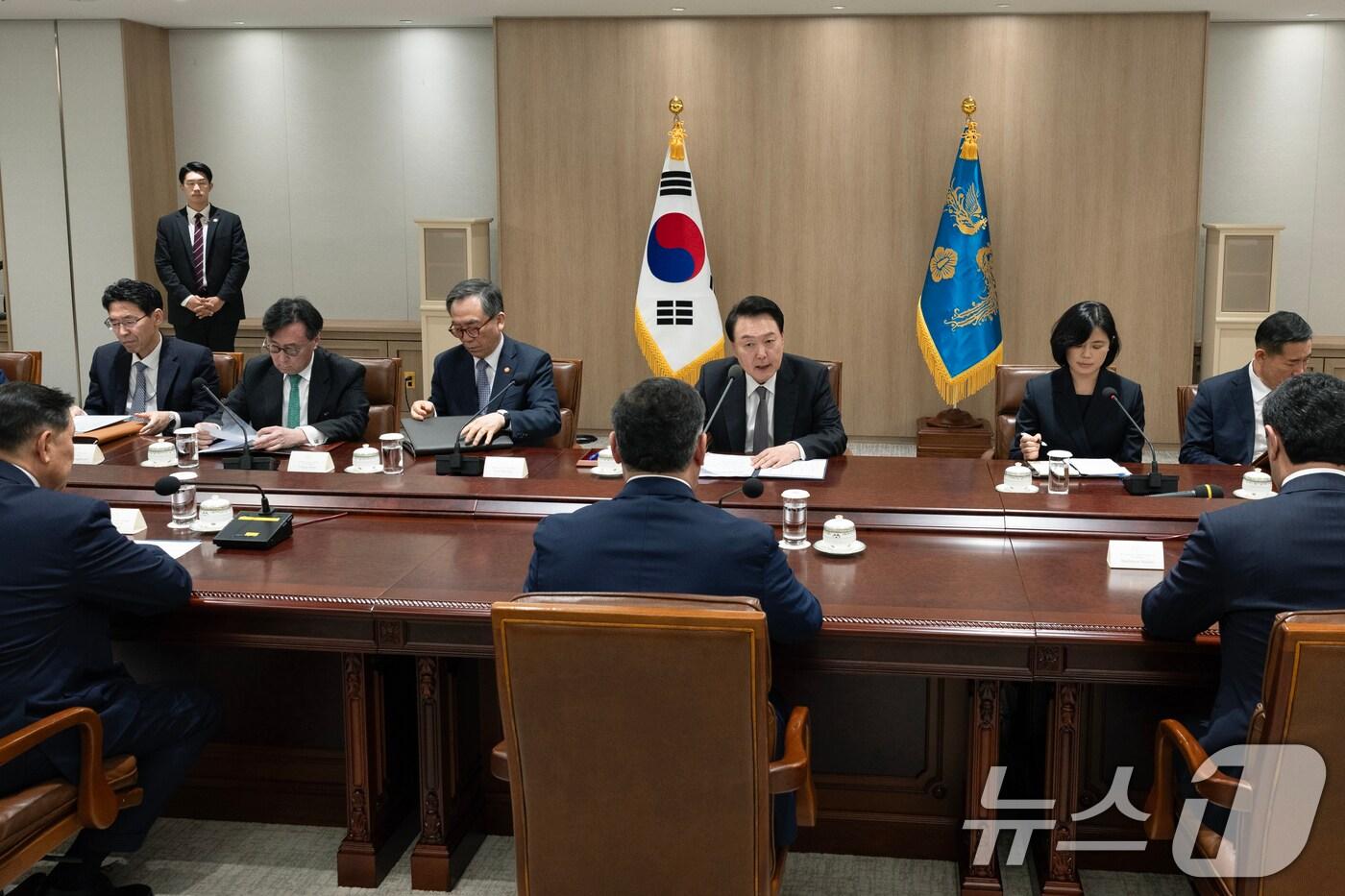 윤석열 대통령이 4일 서울 용산 대통령실 청사에서 열린 제17차 한-중앙아시아 협력 포럼 중앙아시아 5개국 대표단 단체 접견에서 발언을 하고 있다. (대통령실 제공) 2024.11.4/뉴스1 ⓒ News1 송원영 기자