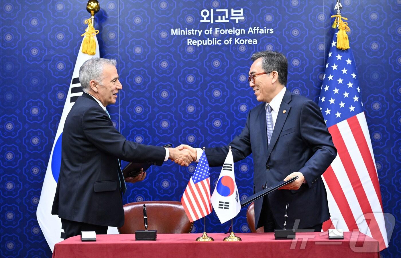 조태열 외교부 장관과 필립 골드버그 주한미국대사가 4일 오후 서울 종로구 외교부 청사에서 한·미 방위비분담특별협정(SMA)에 서명한 뒤 악수하고 있다. (외교부 제공) 2024.11.4/뉴스1
