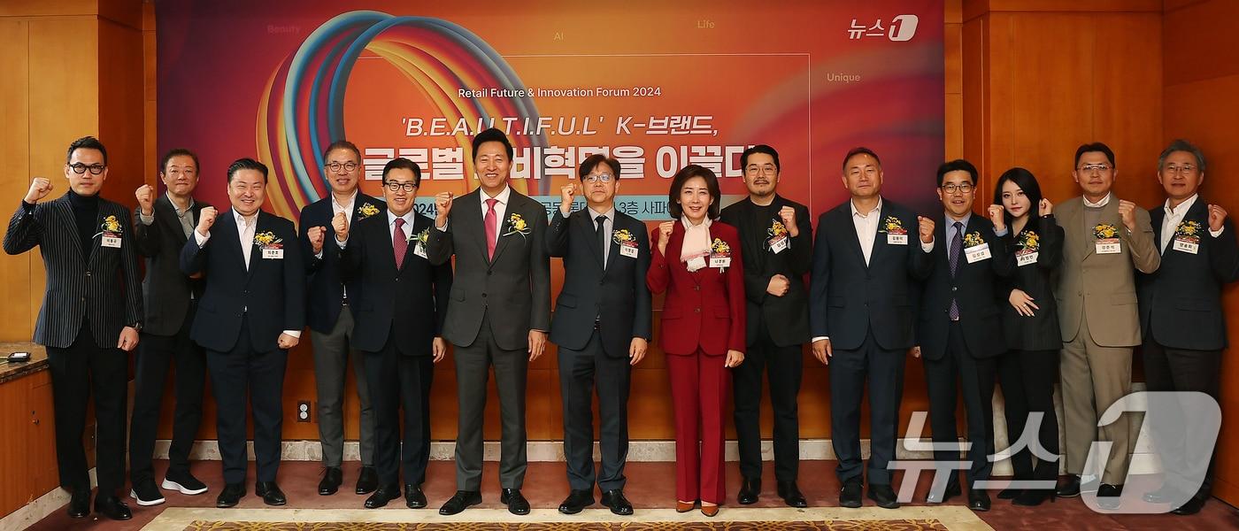 이영섭 뉴스1 대표이사를 비롯한 참석 내빈들이 5일 오전 서울 중구 소공동 롯데호텔에서 ''B.E.A.U.T.I.F.U.L' K-브랜드, 글로벌 소비혁명을 이끌다'를 주제로 열린 2024 뉴스1 미래유통혁신포럼(RFIF)에서 기념 촬영을 하고 있다. 사진 왼쪽부터 이동규 마뗑킴 부사장, 김난도 서울대학교 교수, 최준호 패션그룹형지 부회장, 정준호 롯데백화점 대표, 강한승 쿠팡 대표, 오세훈 서울시장, 이영섭 뉴스1 대표이사, 나경원 국민의힘 의원, 김성준 시몬스 부사장, 김원이 더불어민주당 의원, 김성섭 중소벤처기업부 차관, 박정언 르오에스 대표, 강준석 BYN블랙야크그룹 사장, 양송화 한국식자재유통협회 회장. 2024.11.5/뉴스1 ⓒ News1 김진환 기자