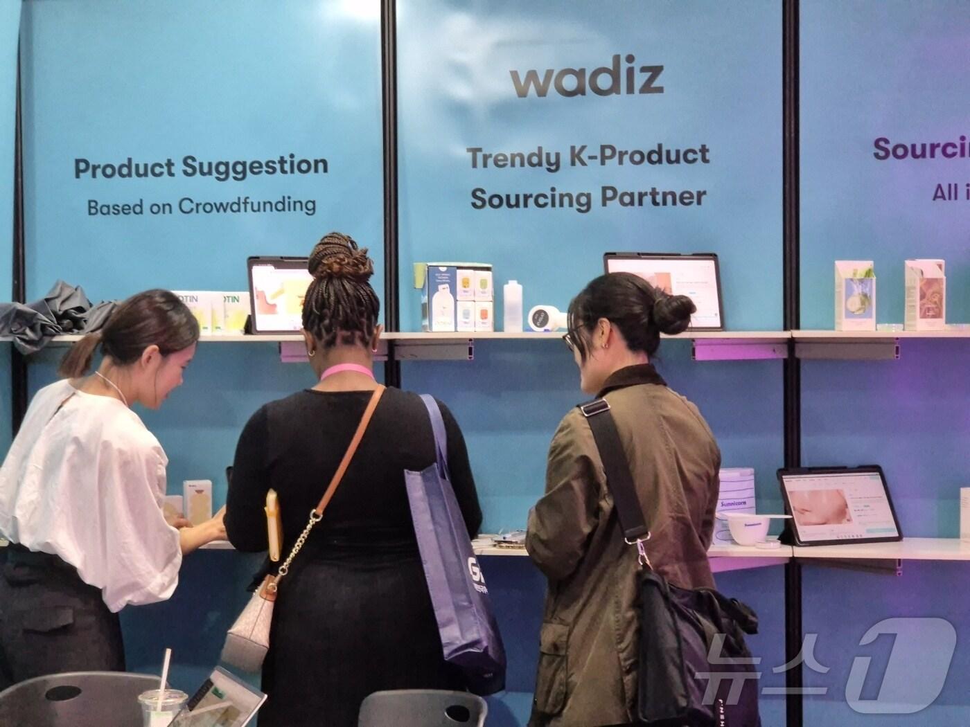 본문 이미지 - 와디즈가 '지페어코리아 2024'에 '와디즈글로벌관' 부스를 설치하고 해외 바이어와 상담하고 있다. (와디즈 제공)