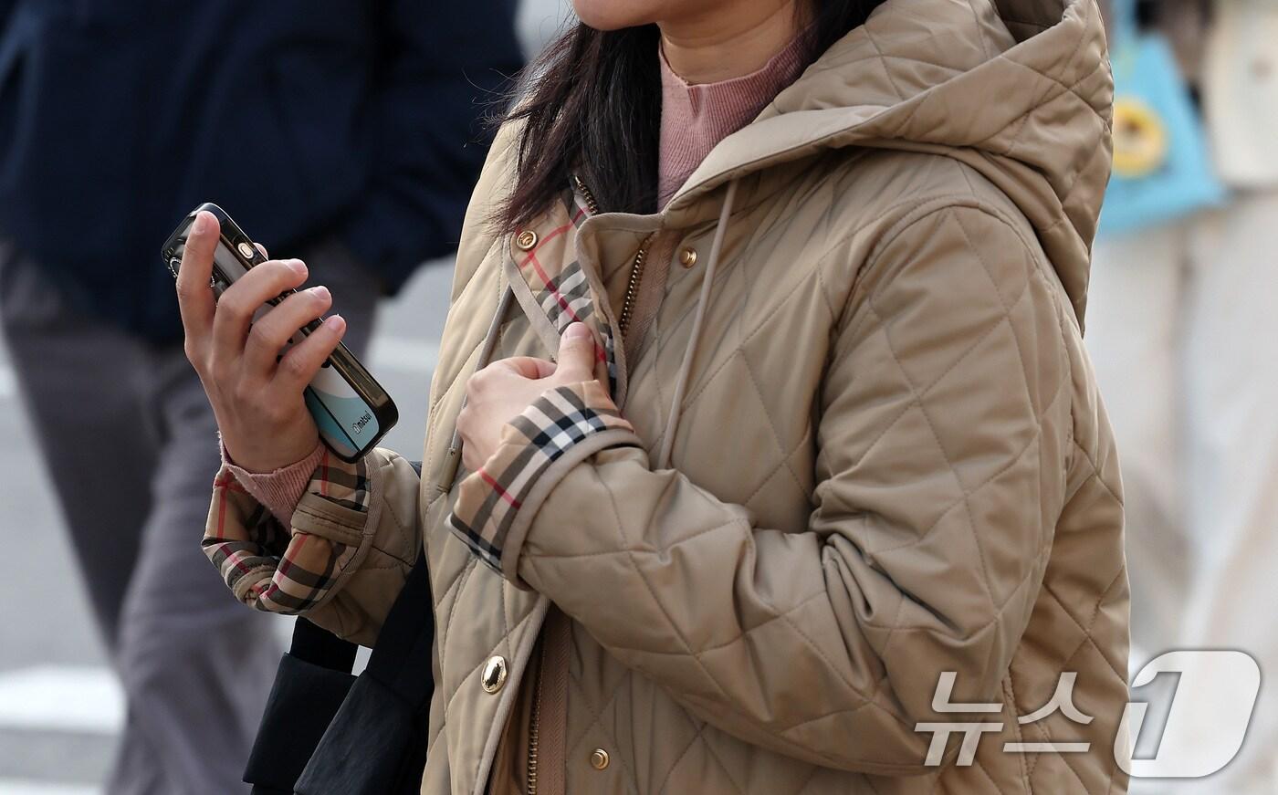 서울 세종대로 광화문사거리에서 시민들이 두꺼운 외투를 입은 채 출근길을 서두르고 있다. 2024.11.5/뉴스1 ⓒ News1 김성진 기자