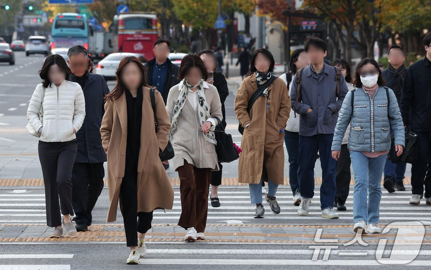 본문 이미지 - 아침 기온이 10도 가량 떨어져 5도 내외의 쌀쌀한 날씨를 보인 5일 서울 세종대로 광화문사거리에서 시민들이 두터운 외투를 입은 채 출근길을 서두르고 있다. /뉴스1 ⓒ News1 김성진 기자