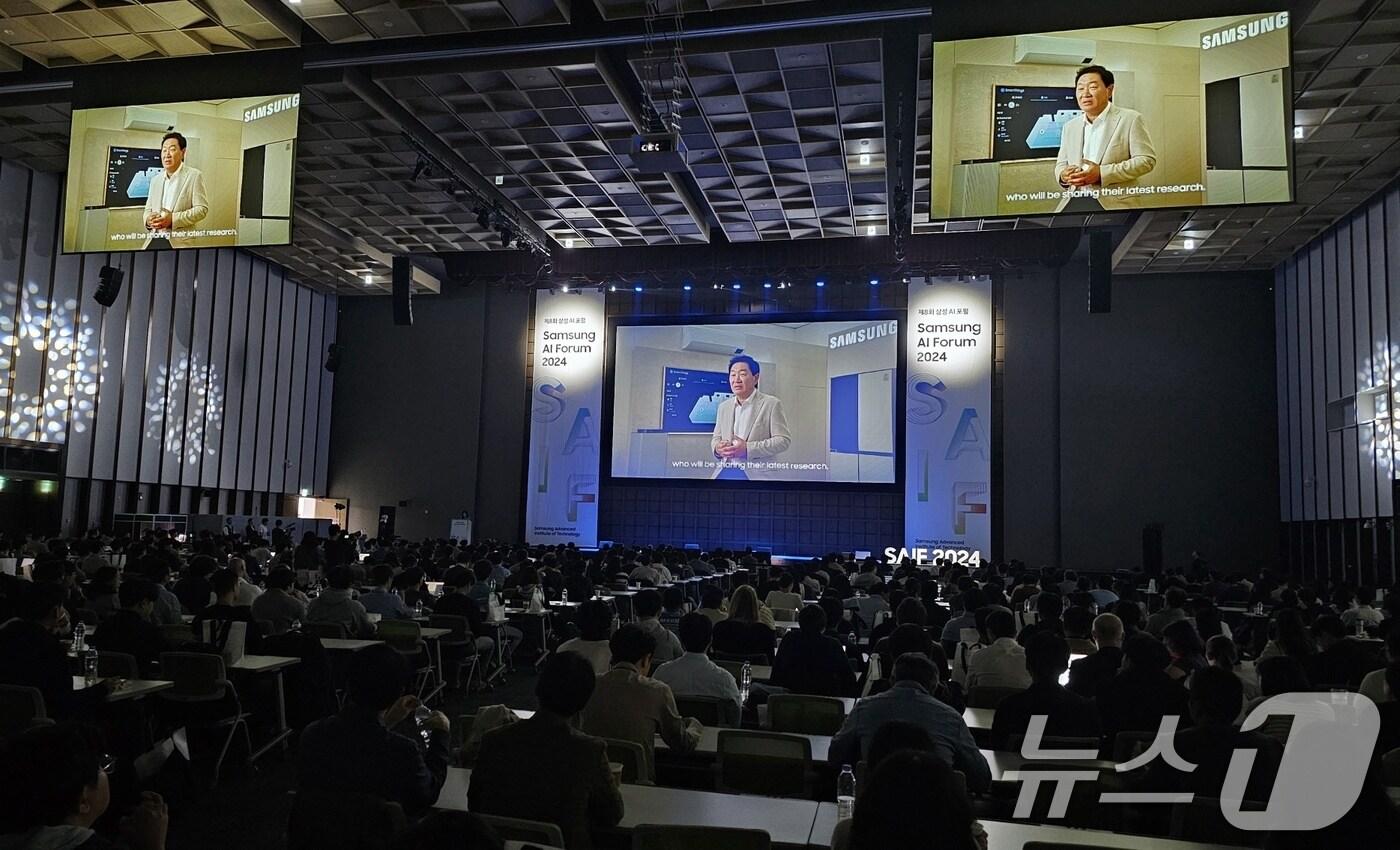 삼성전자는 지난 4일부터 &#39;삼성 AI 포럼 2024&#39;를 열고 글로벌 AI 석학들과 AI의 미래를 논의했다고 5일 밝혔다. 한종희 대표이사 부회장이 &#39;삼성 AI 포럼 2024&#39;에서 개회사를 하고 있다. &#40;삼성전자 제공&#41; 2024.11.5/뉴스1