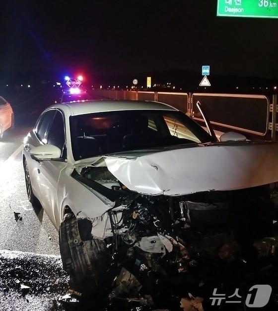 본문 이미지 - 지난1울19일 0시15분쯤 청주시 상당구 남일면 효촌리 편도 2차로 도로에서 역주행 차량이 마주오던 승용차를 들이받아 1명이 다쳤다.(청주서부소방서 제공).2024.1.19./뉴스1