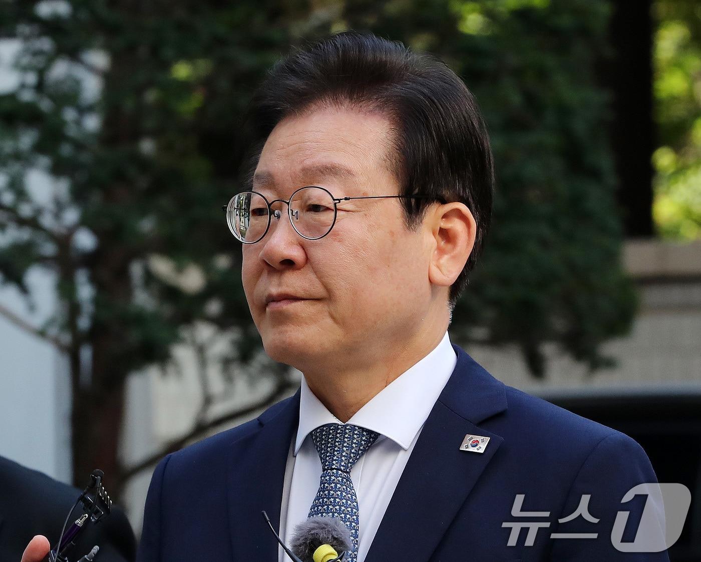 본문 이미지 - 이재명 더불어민주당 대표가 5일 오전 서초구 서울중앙지법에서 열린 '대장동 배임·성남FC 뇌물' 1심 속행 공판에 출석하고 있다. 2024.11.5/뉴스1 ⓒ News1 박세연 기자