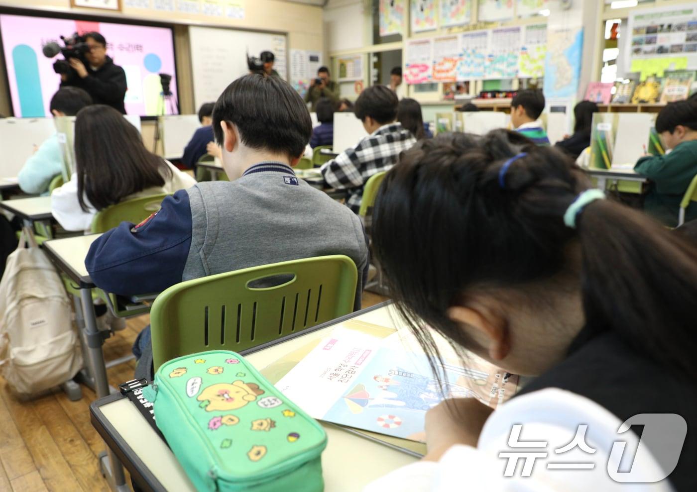 본문 이미지 - 5일 오전 서울 양천구 정목초등학교에서 열린 서울 학생 문해력 수리력 진단 검사에서 4학년 학생들이 검사 준비를 하고 있다. 2024.11.5 ⓒ 뉴스1 김명섭 기자