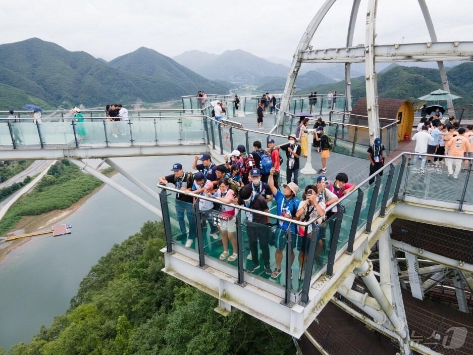 본문 이미지 - 관광객으로 가득한 단양만천하스카이워크.2024.11.5/뉴스1