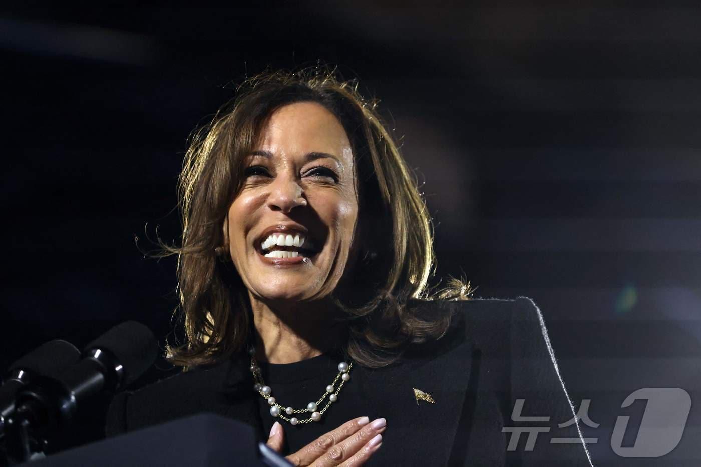 미국 민주당 대통령 후보 카멀라 해리스 부통령이 4일(현지시간) 펜실베이니아주 피츠버그에서 열린 선거 집회서 유세를 하고 있다. 2024.11.05 ⓒ AFP=뉴스1 ⓒ News1 우동명 기자