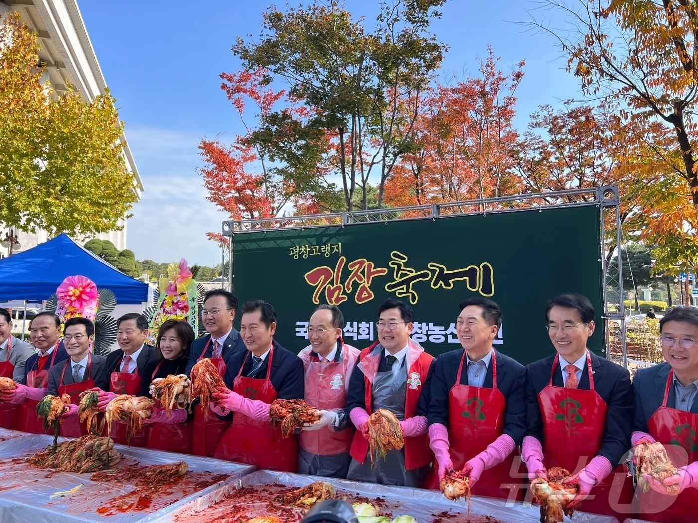 본문 이미지 - 강원 평창군이 5일 서울 국회의사당 소통관 앞 광장에서 ‘평창 고랭지김장축제 국회 시식회 및 평창농산물전’을 열었다. (평창군 제공) 2024.11.5/뉴스1