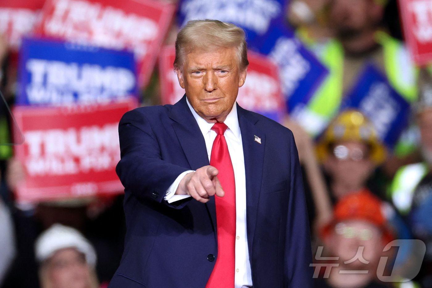 미국 공화당 대통령 후보 도널드 트럼프 전 대통령이 4일 (현지시간) 펜실베이니아주 피츠버그에서 열린 선거 집회서 “여러분은 내일 '카멀라 넌 해고야'라고 말하고 미국을 구해야 한다” 고 말하고 있다. 2024.11.05 ⓒ AFP=뉴스1 ⓒ News1 우동명 기자