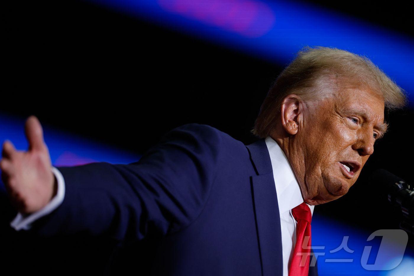 본문 이미지 - 미국 공화당 대통령 후보 도널드 트럼프 전 대통령이 4일 (현지시간) 펜실베이니아주 피츠버그에서 열린 선거 집회서 “공은 우리 손에 있다. 우리는 대선 승리까지 1야드 지점에 있다” 고 말하고 있다. 2024.11.05 ⓒ AFP=뉴스1 ⓒ News1 우동명 기자