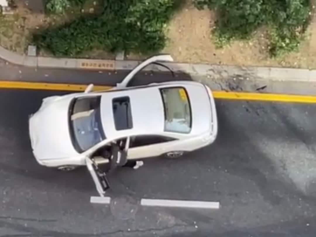 본문 이미지 - 2일 서울 강남구 강남역 12번 출구 일대 20대 남성이 8중 추돌 사고를 일으킨 가해 차량에 들어가 브레이크를 밟고 있다. 2024.11.2 &#40;독자 제공&#41;