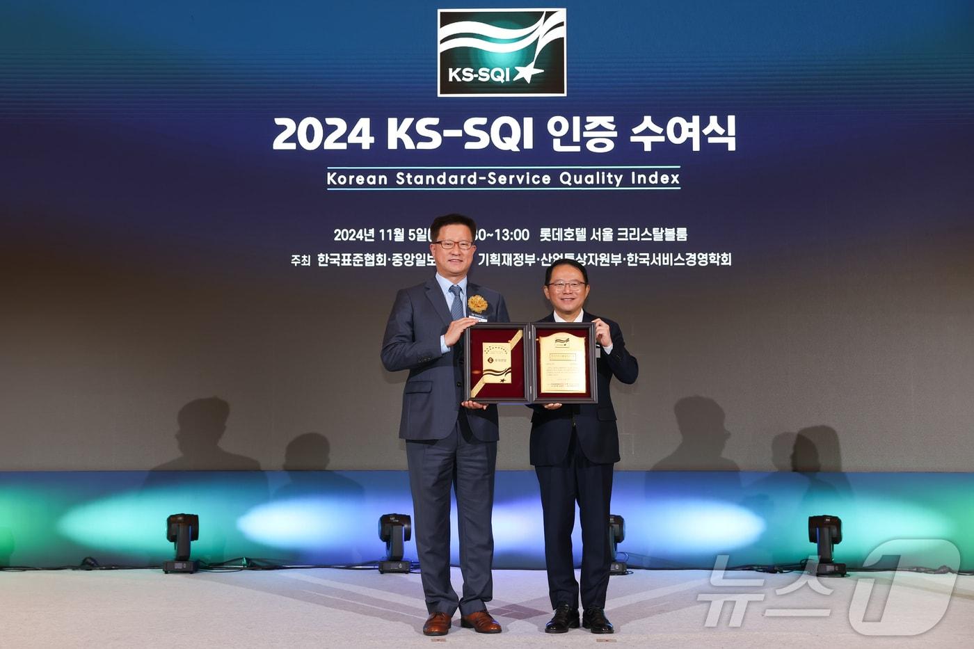 본문 이미지 - 롯데렌터카가 2024 한국서비스품질지수(KS-SQI) 렌터카 부문에서 1위를 차지했다. 5일 서울 중구 롯데호텔에서 열린 시상식에서 이승연 롯데렌탈 개인영업본부장(왼쪽)과 강명수 한국표준협회 회장이 기념촬영을 하고 있다.(롯데렌탈 제공)