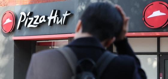 본문 이미지 - 국내에서 피자헛 가맹사업을 운영하는 한국피자헛이 지난해 법원에 회생을 신청했다. 업황 악화로 인한 경영난보다는 가맹점주들과의 소송에서 져 210억원을 배상해야 하는 것이 직접적 원인으로 보인다. 사진은 서울 시내 한 피자헛 매장의 모습. 2024.11.5/뉴스1 ⓒ News1 김성진 기자